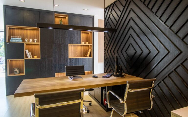 Home office planejado com móveis sob medida